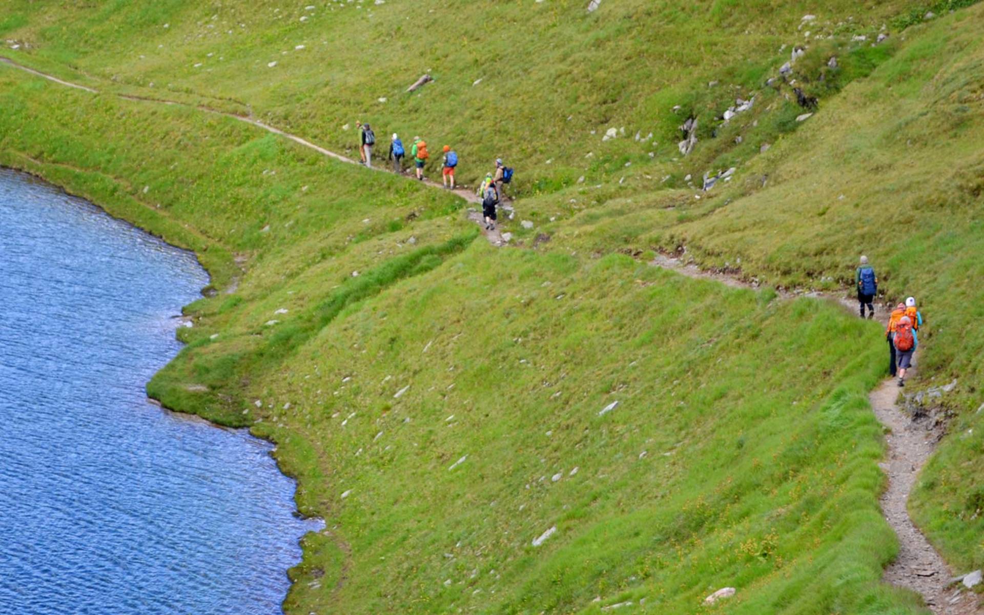Eine Pro Natura Jugendgruppe wandert auf dem Pass Maighels (UR) © Sigolène Roch