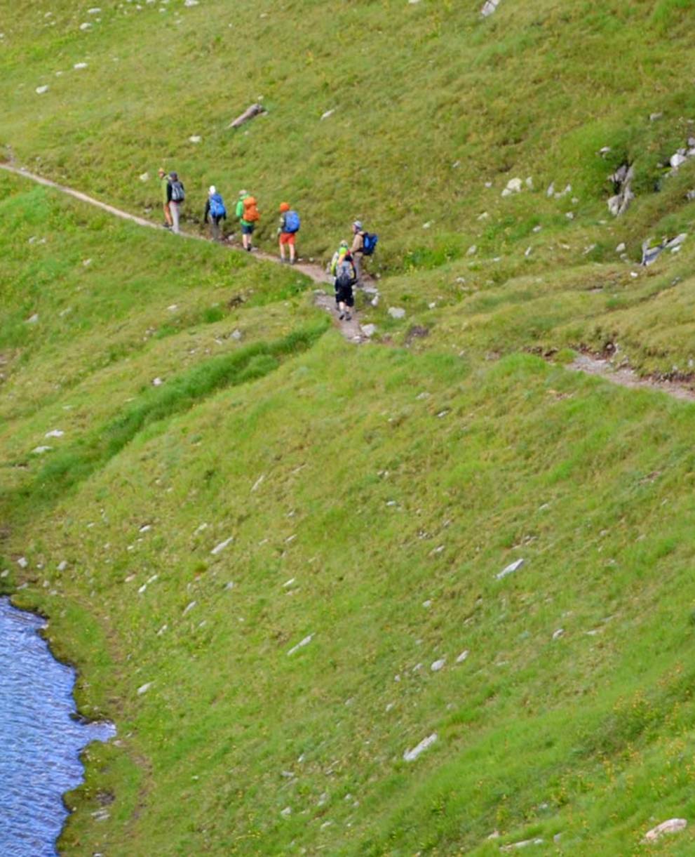 Eine Pro Natura Jugendgruppe wandert auf dem Pass Maighels (UR)